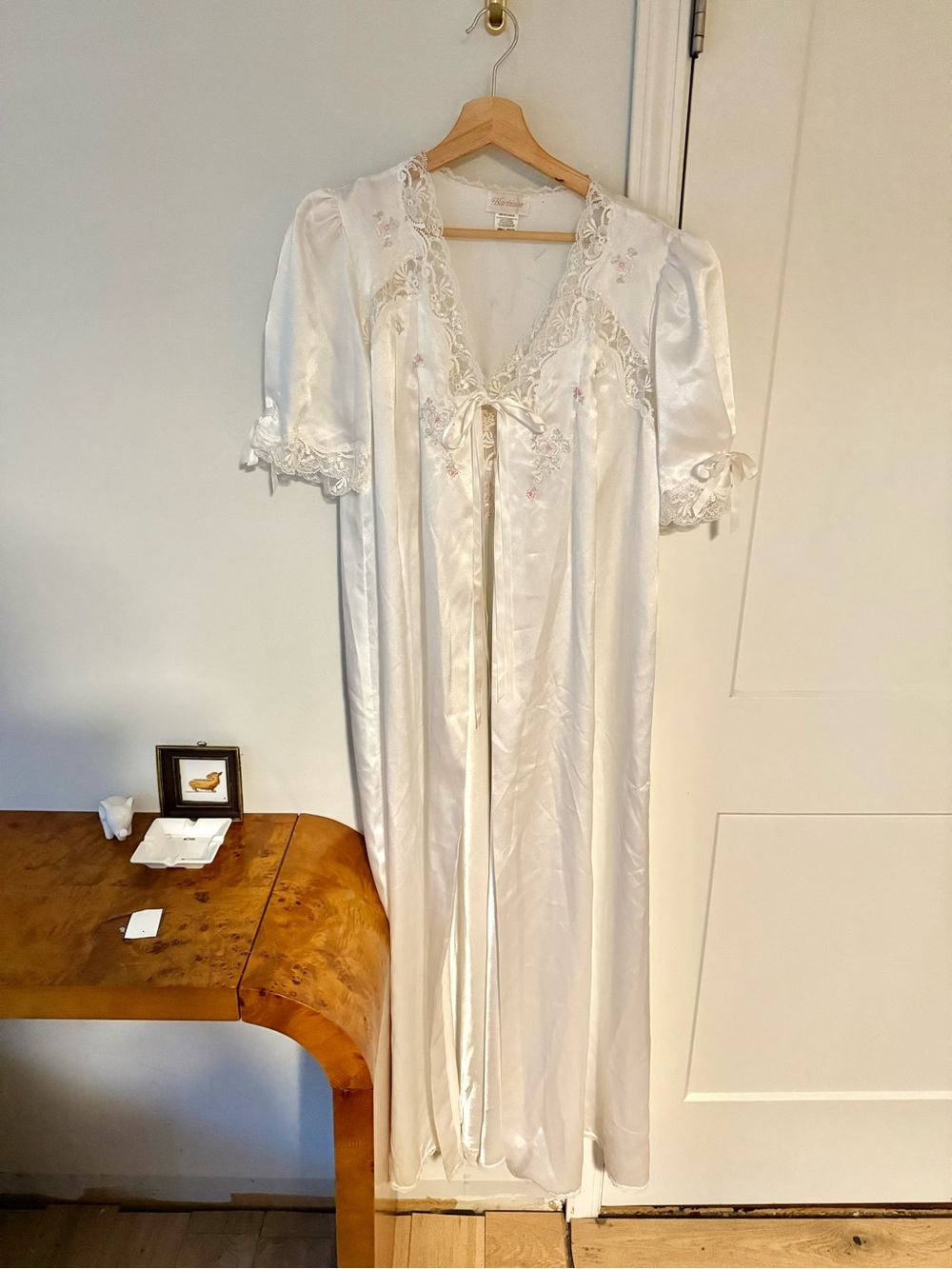 Vintage embroidered robe/dressing gown size medium large